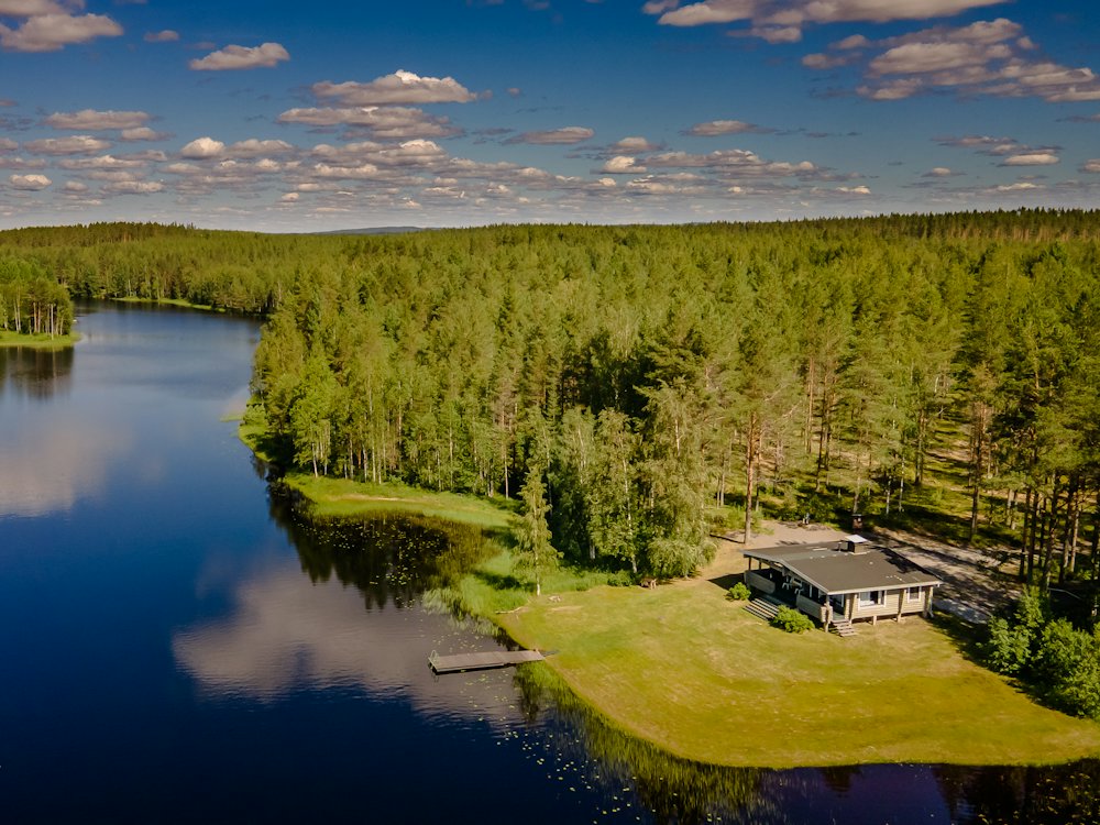 Rantamökki Saimaan rannalla